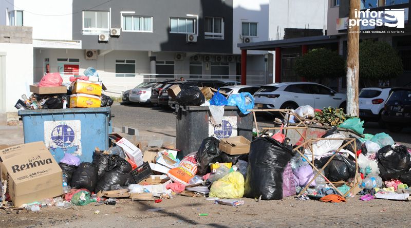 Praia: Câmara Municipal apela à consciência cidadã na gestão do lixo enquanto comerciantes denunciam problemas sanitários 