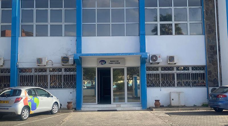 Governo promete mudanças na comunicação social do Estado e admite alterações à lei